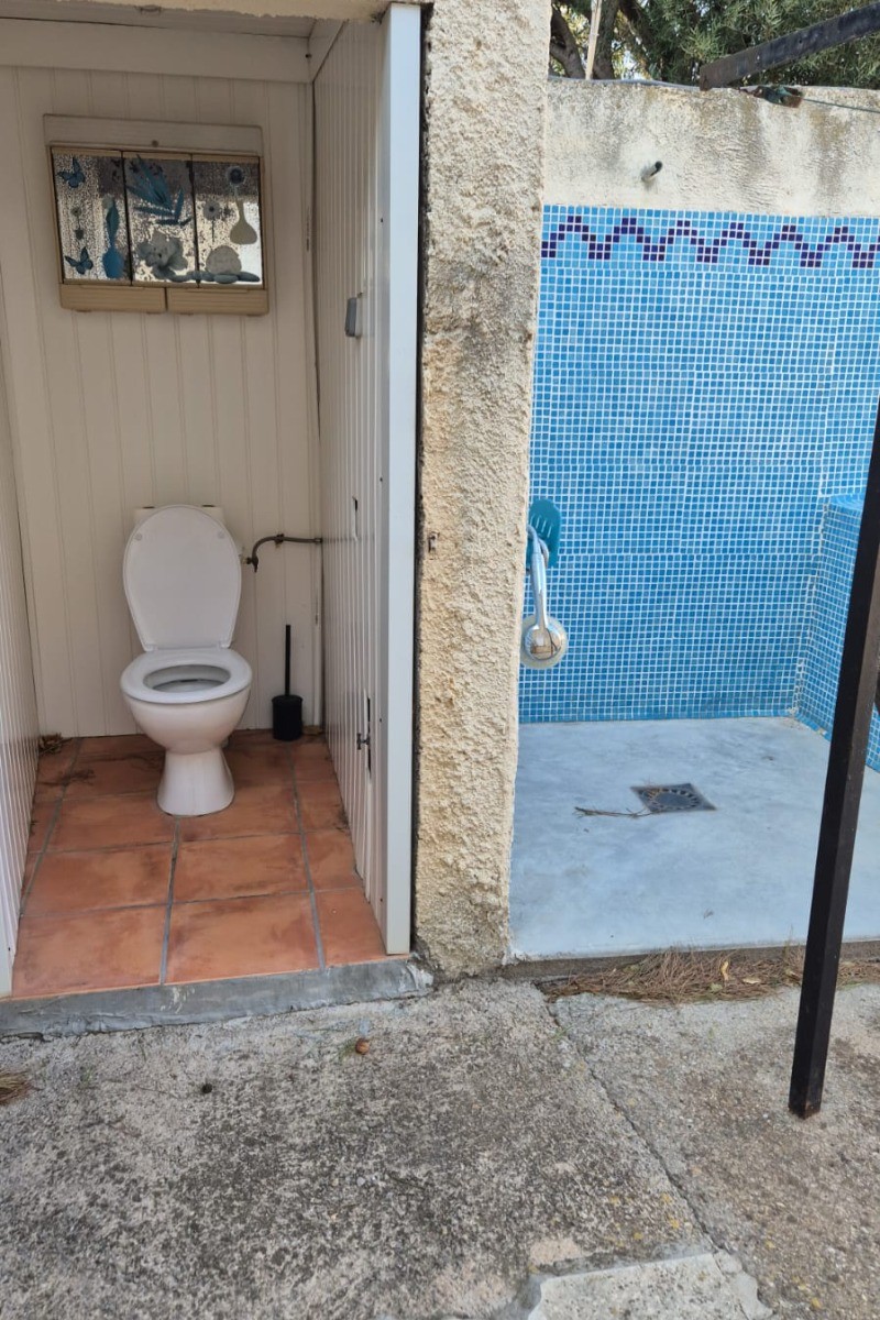 Coin douche + WC extérieur