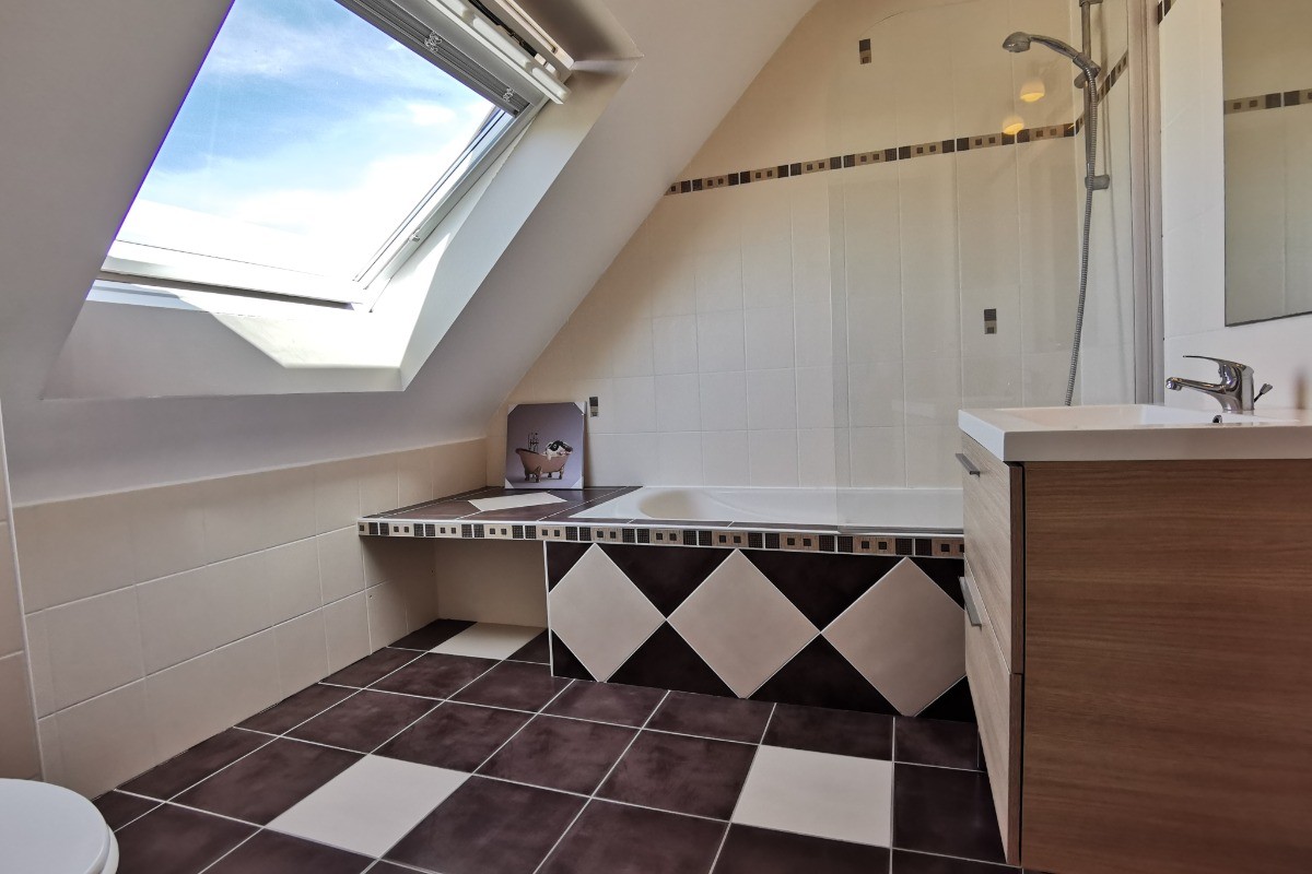 Etage: Salle de bain avec WC