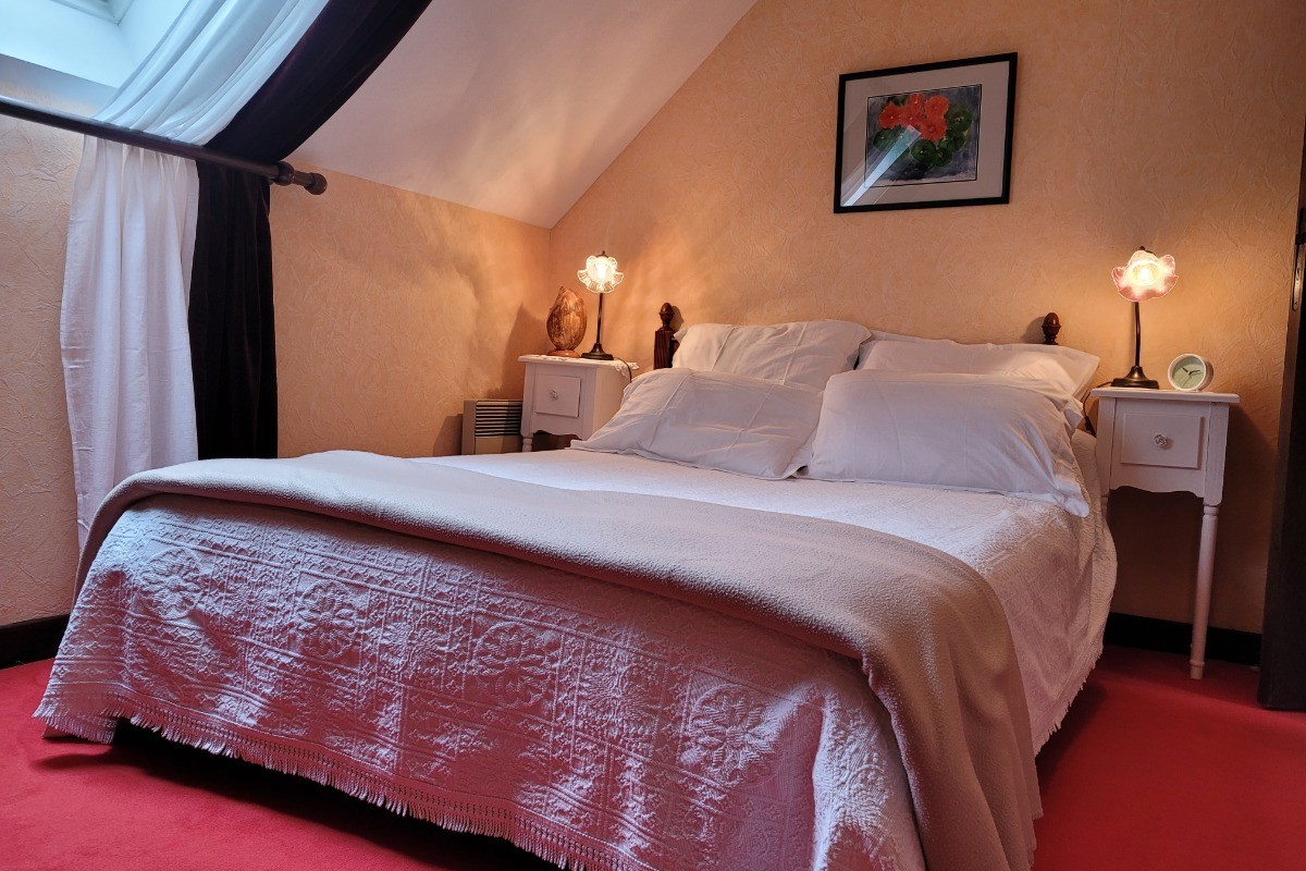 Charline -  deuxième chambre avec lit double 140 armoire - bureau et chevets