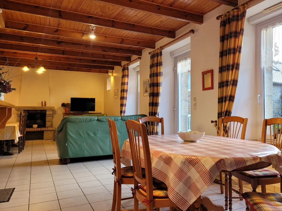 Guezou, Location à Plouha, Clévacanes, vue de la grande pièce de vie au RDC avec espace salle à manger-cuisine et salon