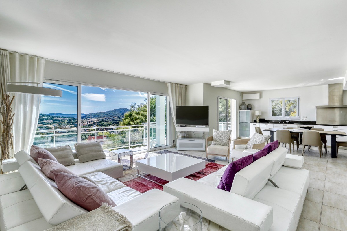 Grande pièce avec salon, cuisine et coin repas. Vue panoramique