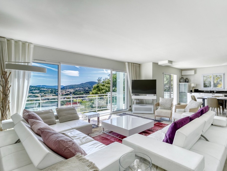 Grande pièce avec salon, cuisine et coin repas. Vue panoramique