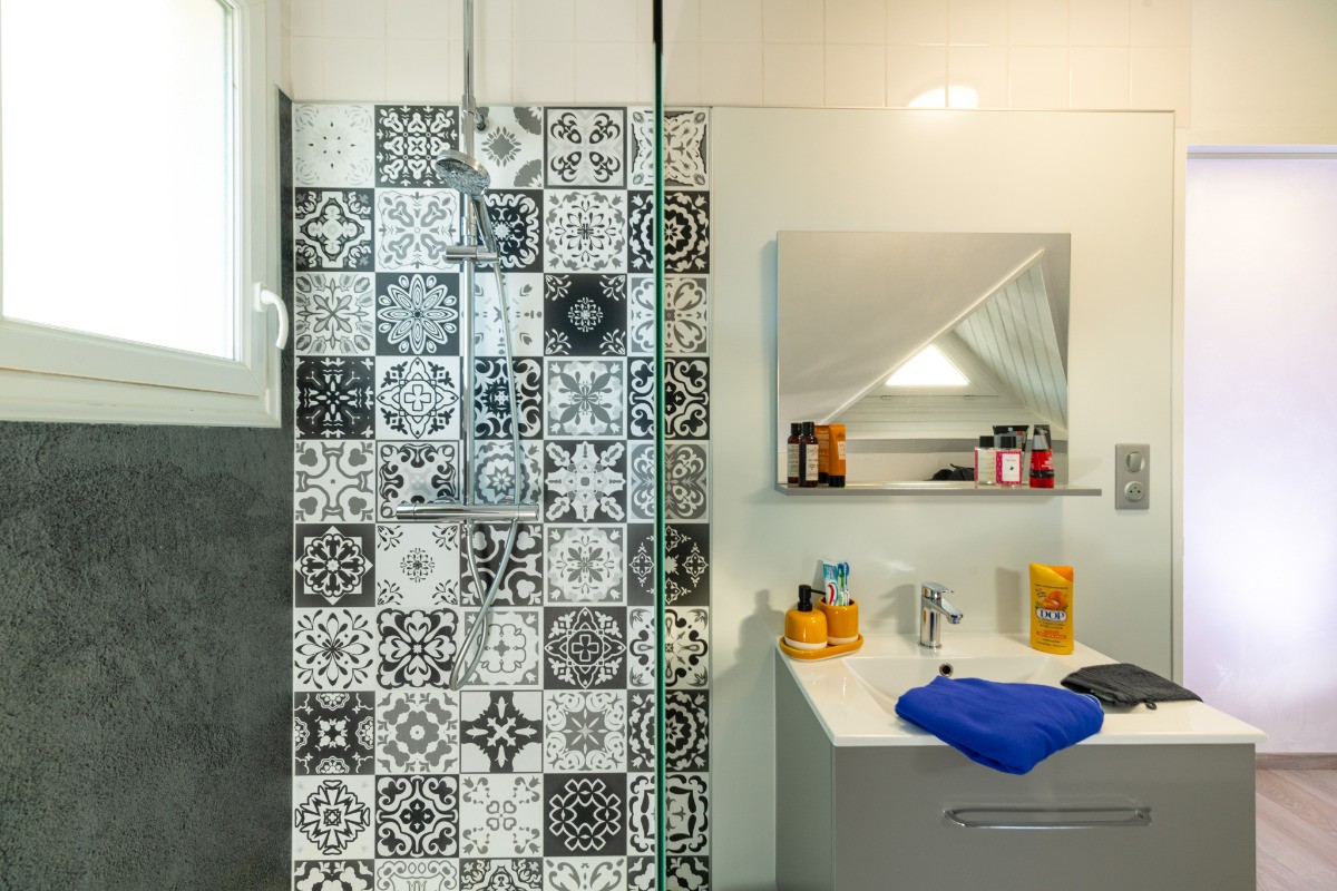 Grande Douche 1m60*90 , sèche serviette soufflant, sèche cheveux, table a langer, baignoire bébé