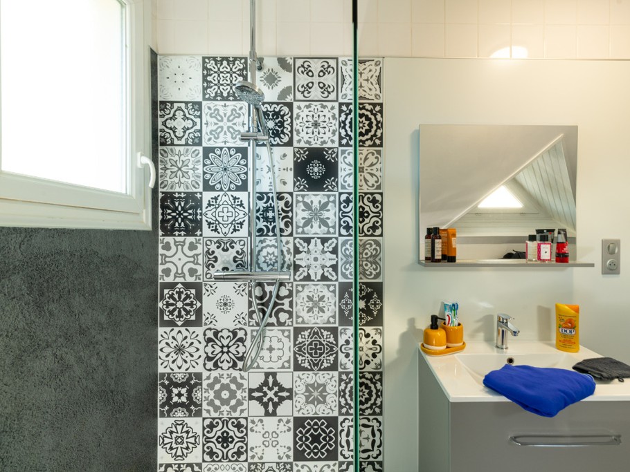 Grande Douche 1m60*90 , sèche serviette soufflant, sèche cheveux, table a langer, baignoire bébé