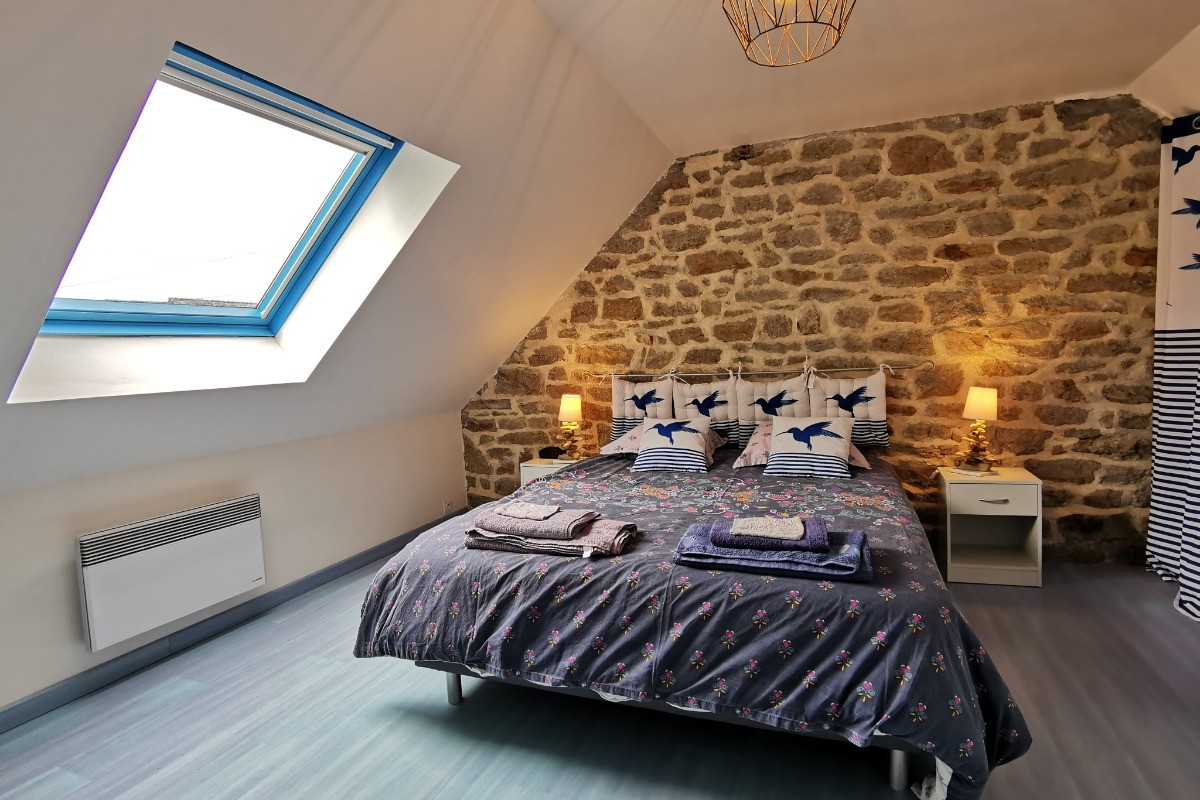 Première chambre à l'étage avec 1 lit 160