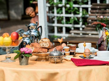Petit-déjeuner copieux avec des produits frais de qualité