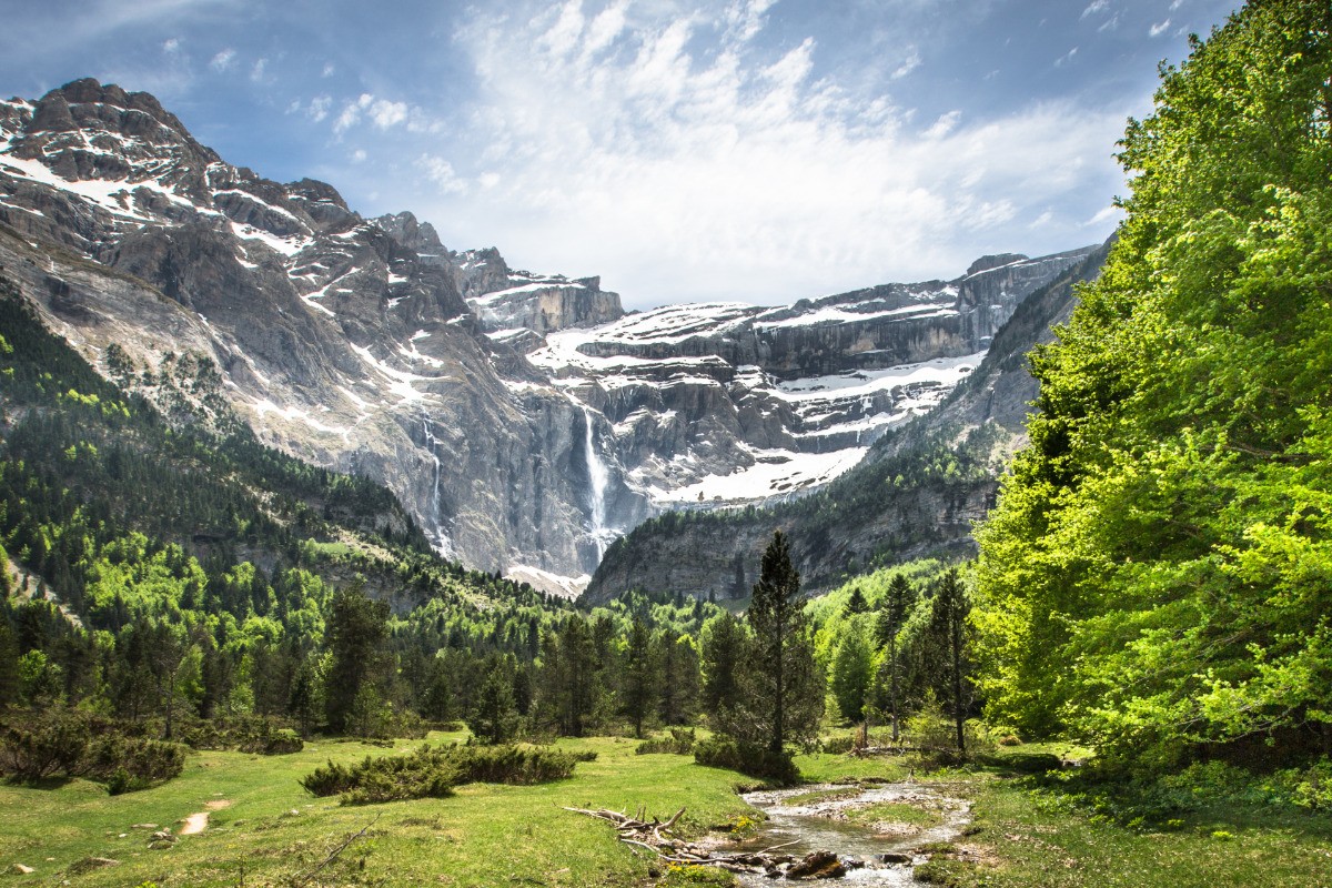 A 1 heure de Lourdes, le Cirque de Gavarnie, prévoir 1 heure de marche pour accéder à la cascade avec des bonnes chaussures de marche