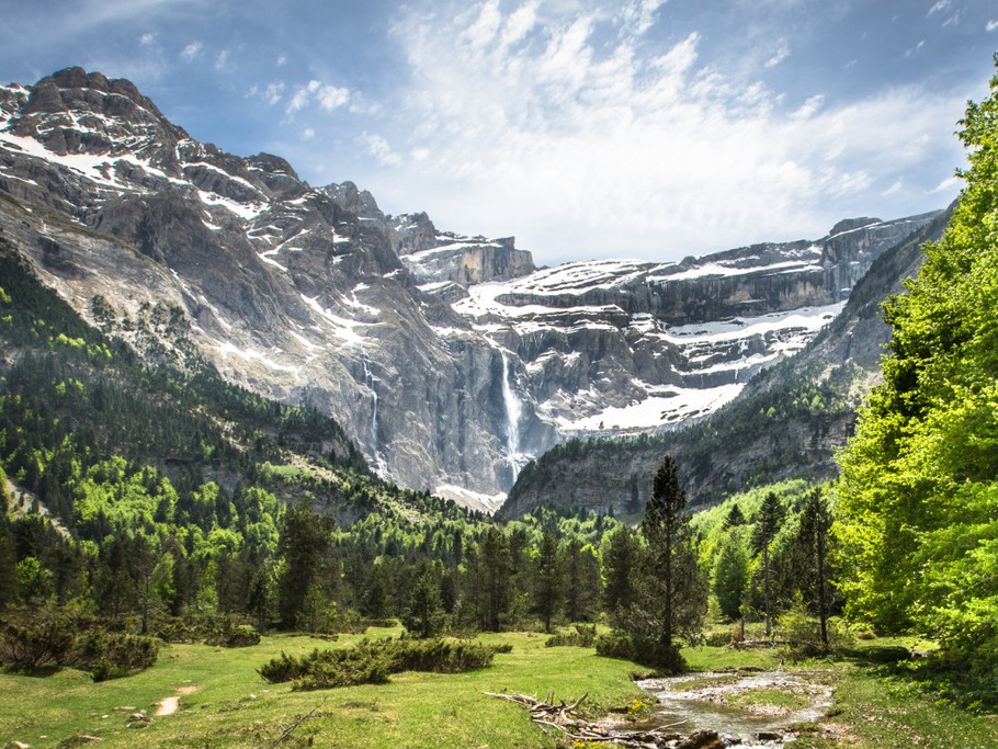 A 1 heure de Lourdes, le Cirque de Gavarnie, prévoir 1 heure de marche pour accéder à la cascade avec des bonnes chaussures de marche