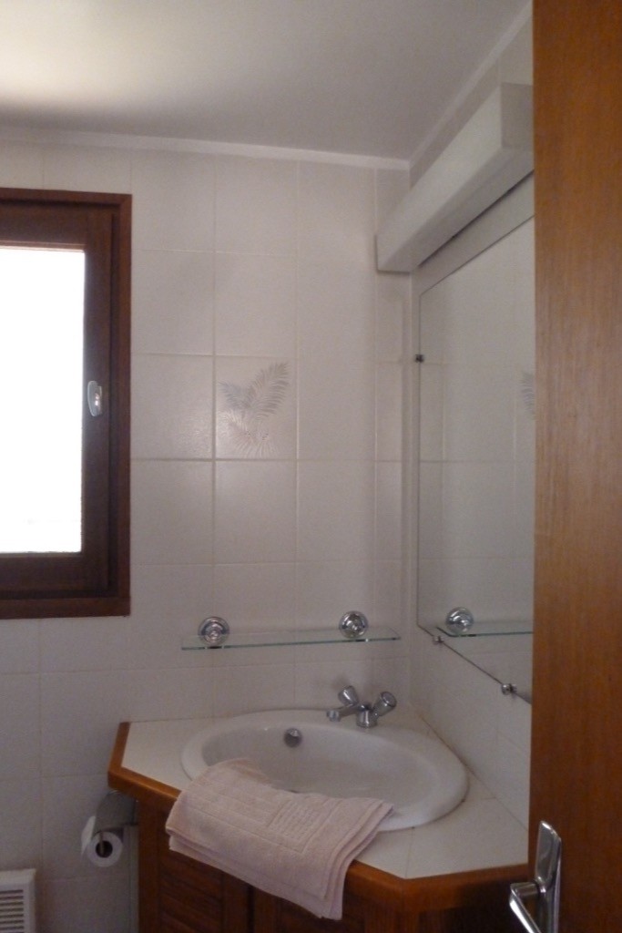 salle d'eau de la chambre à l'étage avec 2 lits en 90