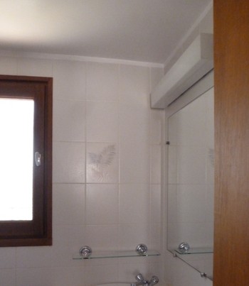 salle d'eau de la chambre à l'étage avec 2 lits en 90