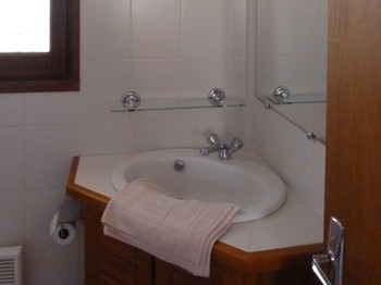 salle d'eau de la chambre à l'étage avec 2 lits en 90