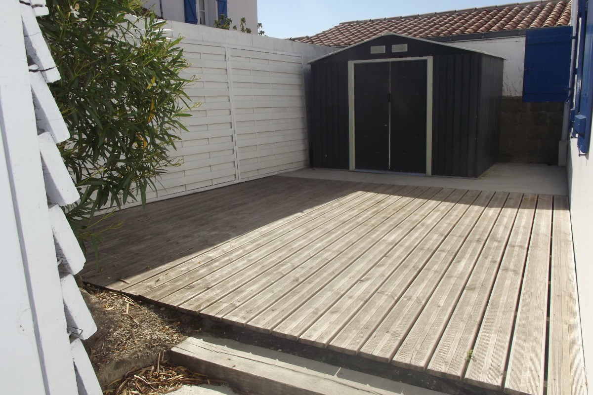 Terrasse sur le côté de la maison