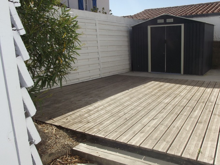 Terrasse sur le côté de la maison