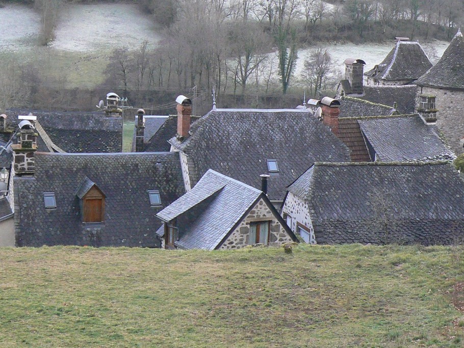 LE GITE VU DE LA ROUTE DU PUY MARY