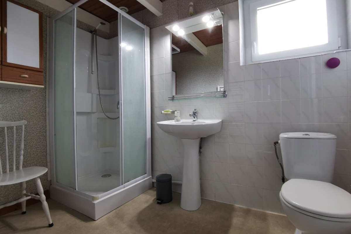 Etage: Salle d'eau avec WC