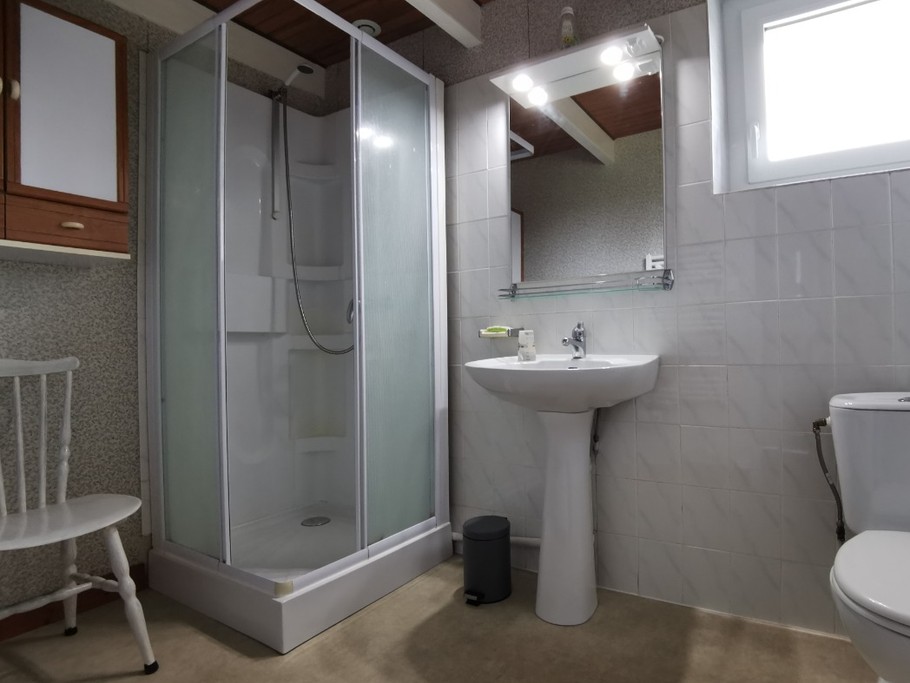 Etage: Salle d'eau avec WC