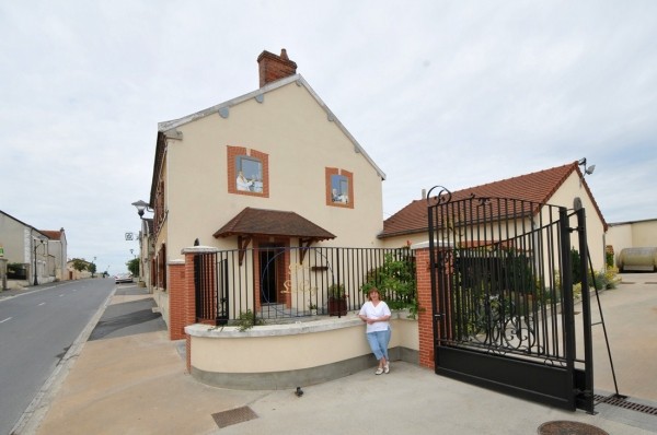 Extérieur du gîte : petite cour et rue de BOUZY