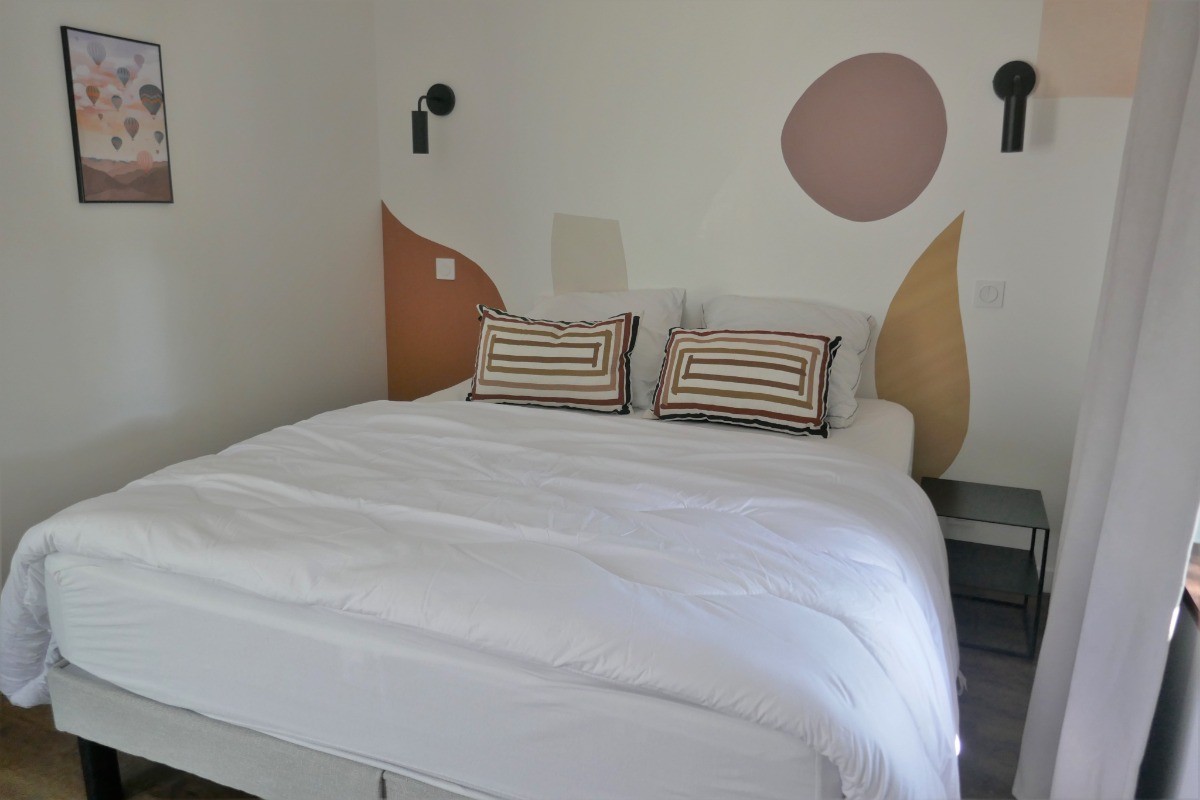 Chambre 2 à l'étage avec un lit en 160 et un lit en 90