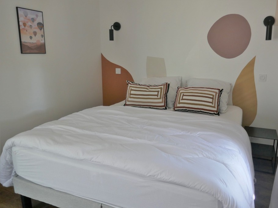 Chambre 2 à l'étage avec un lit en 160 et un lit en 90