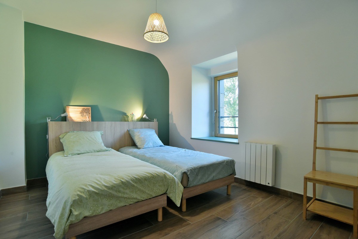 Chambre pour 2 personnes (2 lits de 90 x 190 cm), avec large dressing.