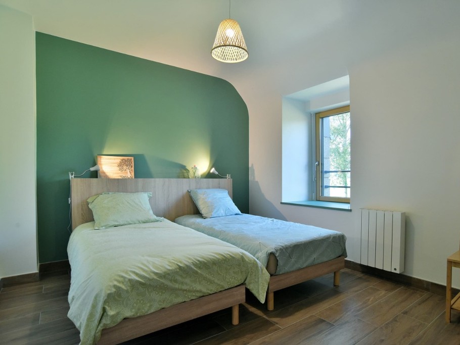 Chambre pour 2 personnes (2 lits de 90 x 190 cm), avec large dressing.