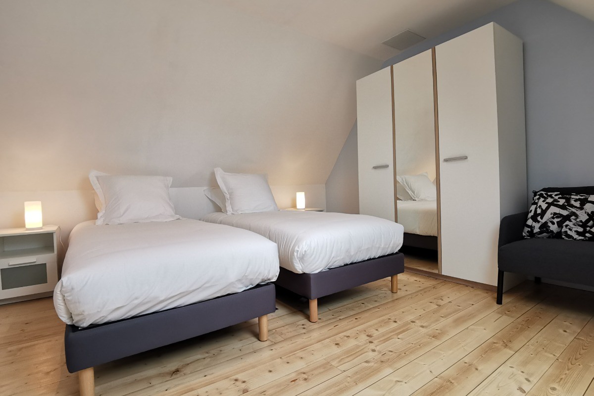 Etage: chambre 2 avec 2 lits de 90