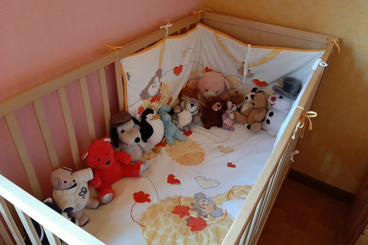 Dodo du bébé dans la chambre des filles
