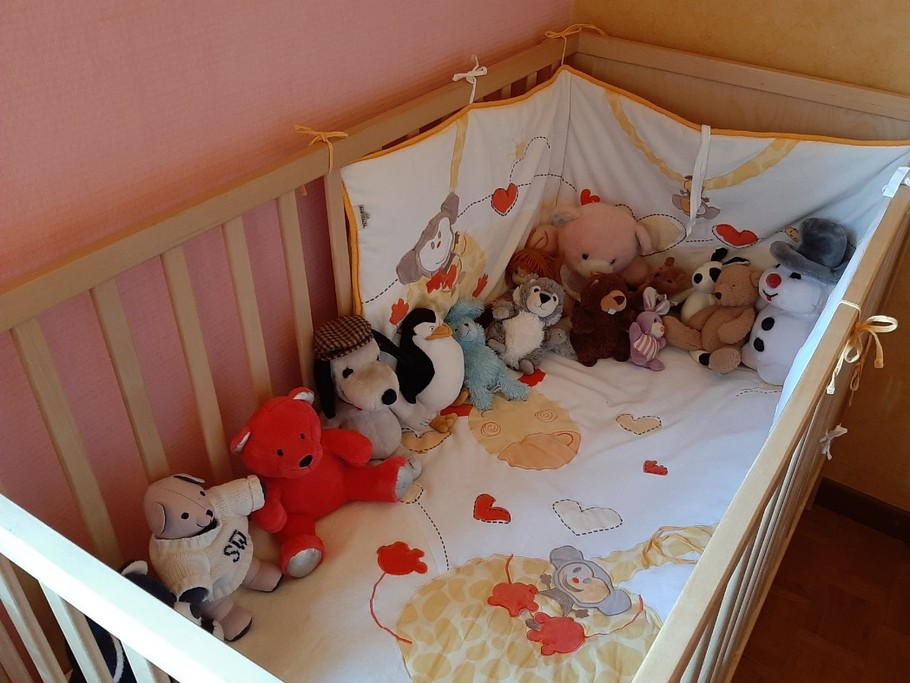 Dodo du bébé dans la chambre des filles