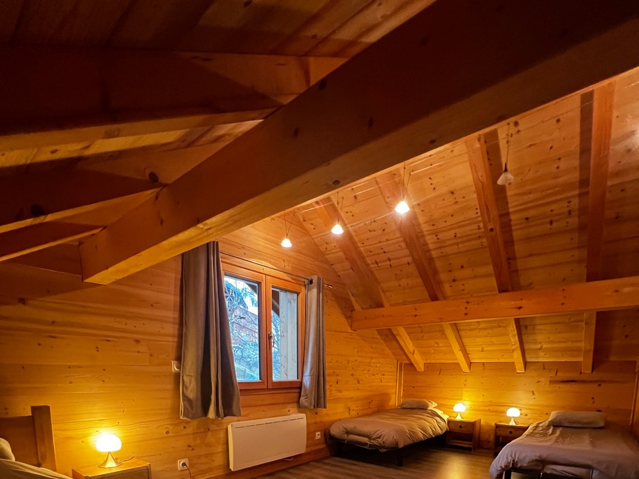 Chambre 6, avec 4 couchages 90x190 dont un lit gigogne, couette et oreillers et commode