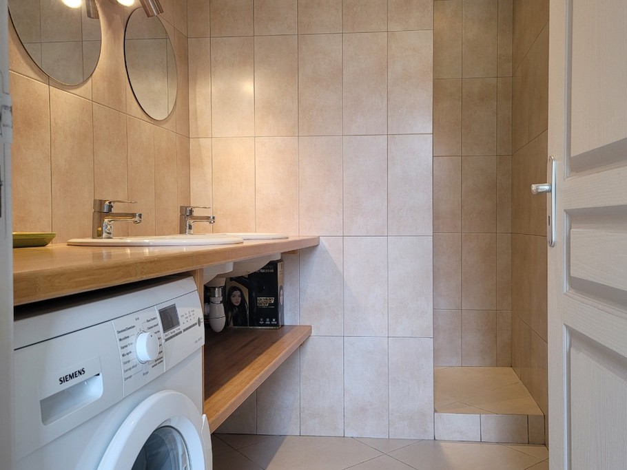 Chauvin, location, Clévacances, Paimpol, Plounez, la salle d'eau avec double vasque et douche