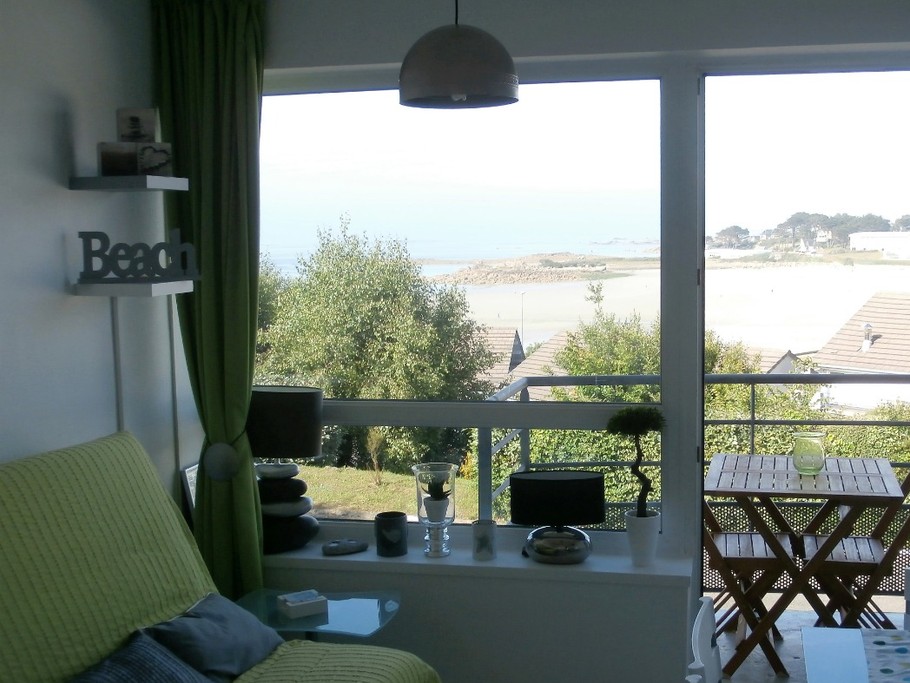 la vue du séjour côté mer