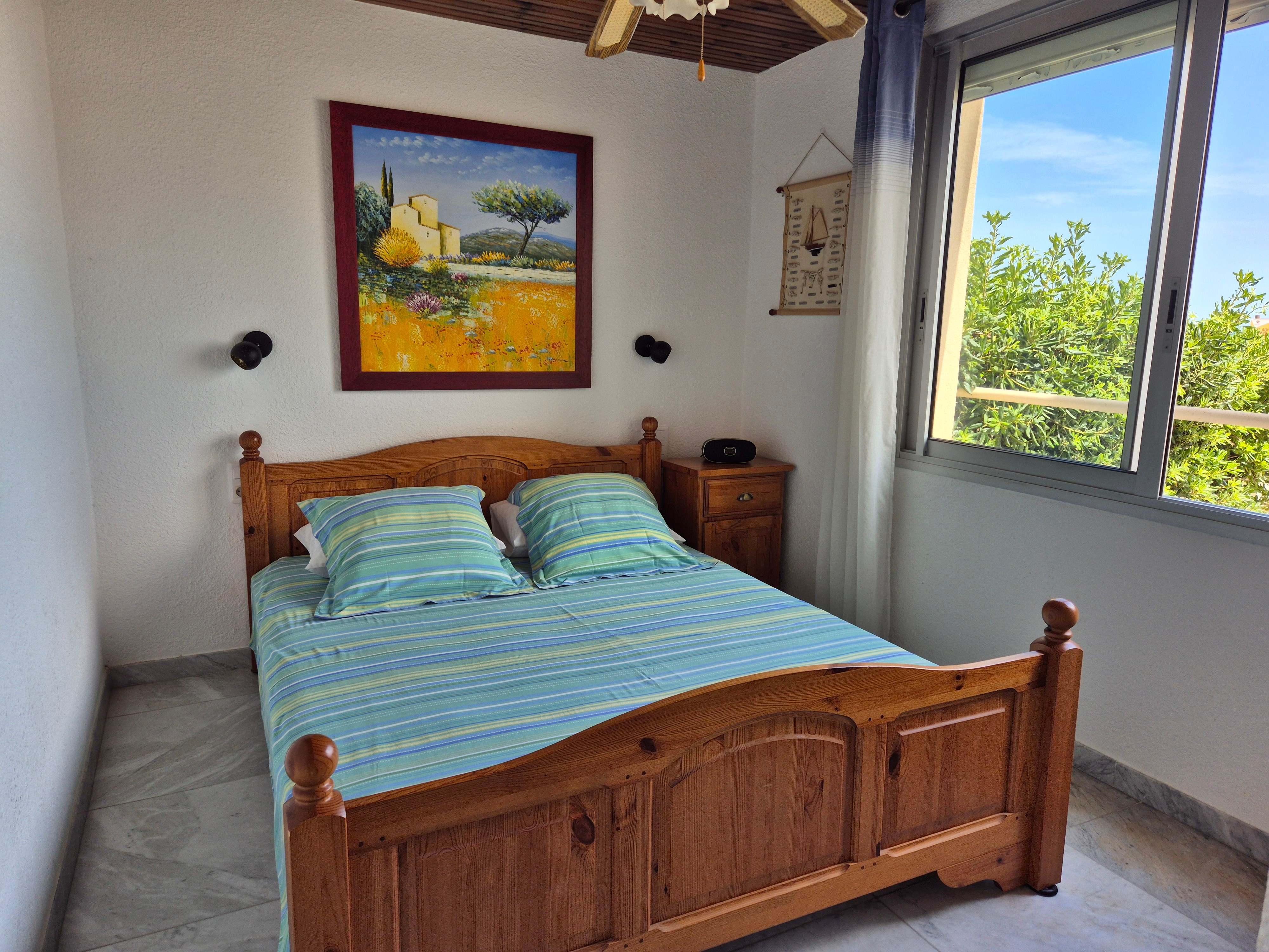 Chambre confortable avec lit 160 cm, idéale pour des vacances reposantes en bord de mer