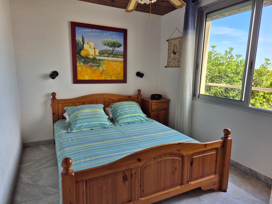 Chambre confortable avec lit 160 cm, idéale pour des vacances reposantes en bord de mer