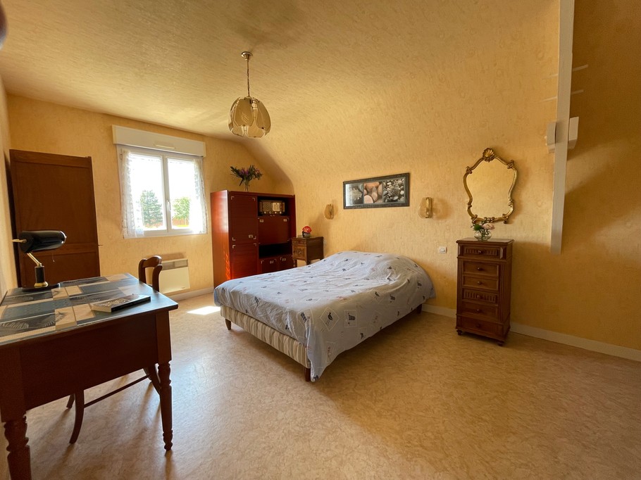 Chambre 5 à l'étage pour 2 personnes (lit 140 cm) avec bureau.