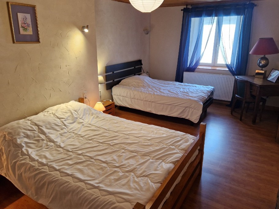 Chambre 1 avec 1 lit double et 1 lit simple électrique - Gîte Vosgien Chez Capucine et Mirabelle à BELLEFONTAINE 88