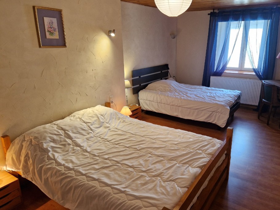 Chambre 1 avec 1 lit double et 1 lit simple électrique - Gîte Vosgien Chez Capucine et Mirabelle à BELLEFONTAINE 88