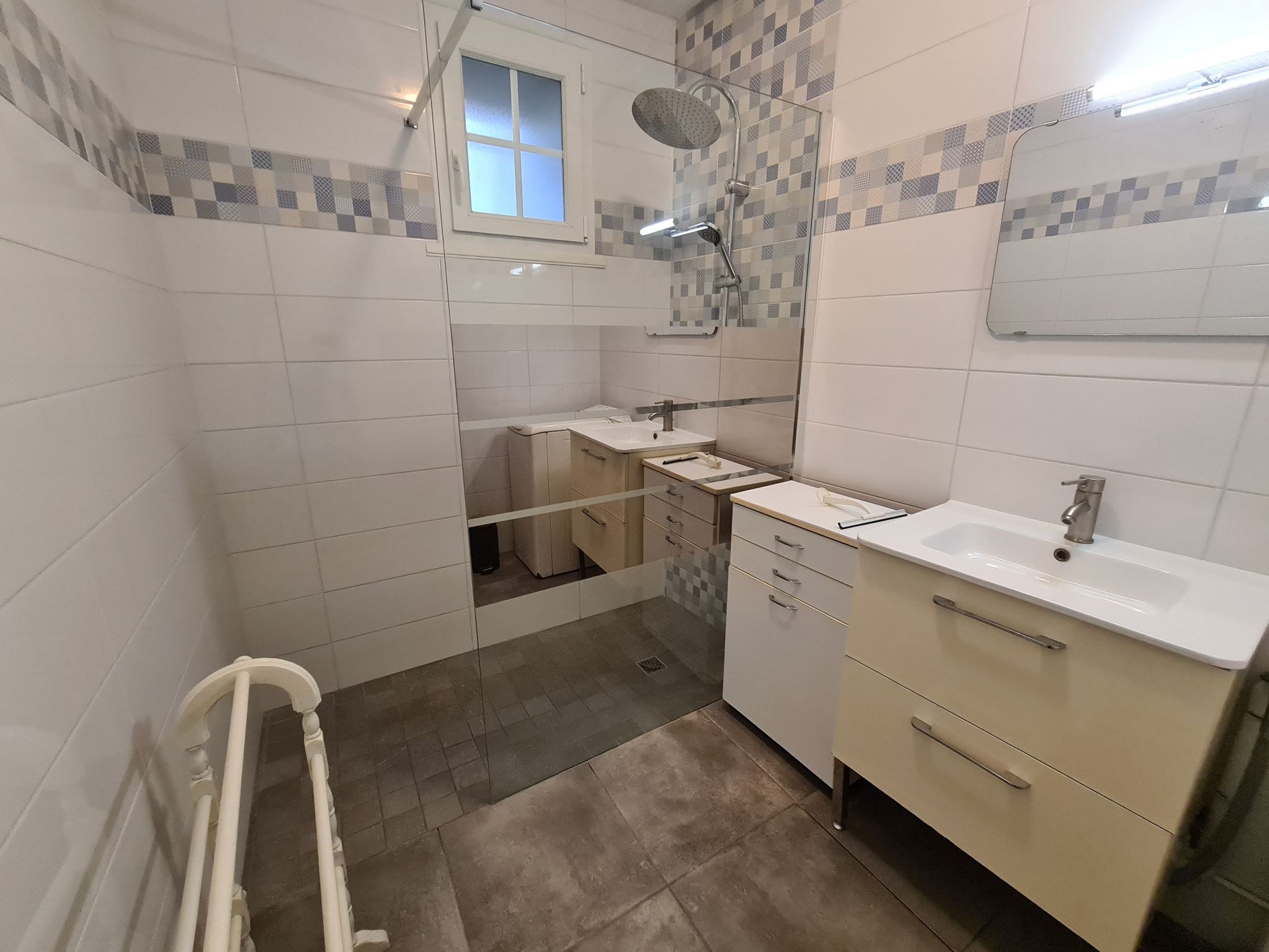 Douche à l'italienne du Gite Les Mirabelles avec piscine en Charente