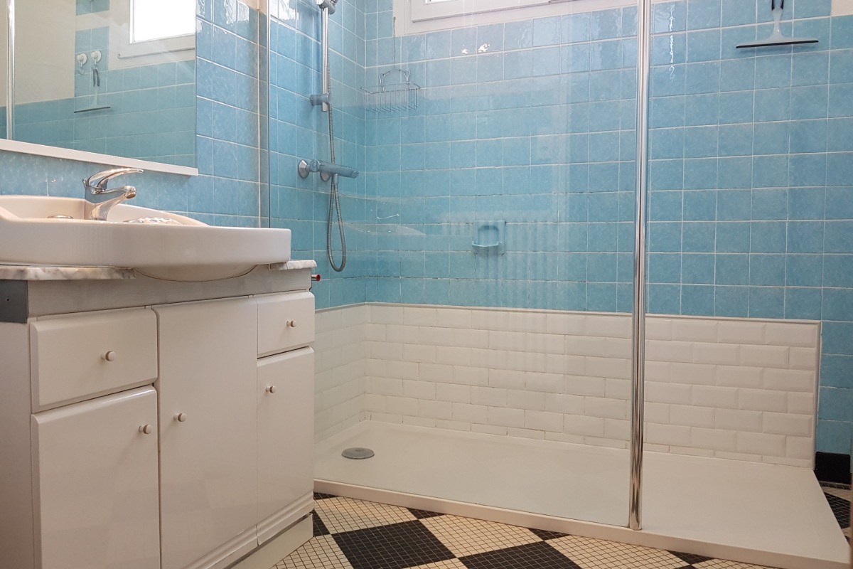 Salle d'eau avec douche à l'italienne