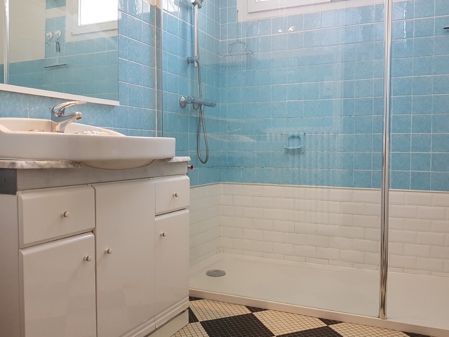 Salle d'eau avec douche à l'italienne