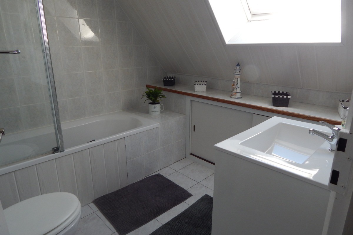 Salle de bain avec WC à l'étage 1