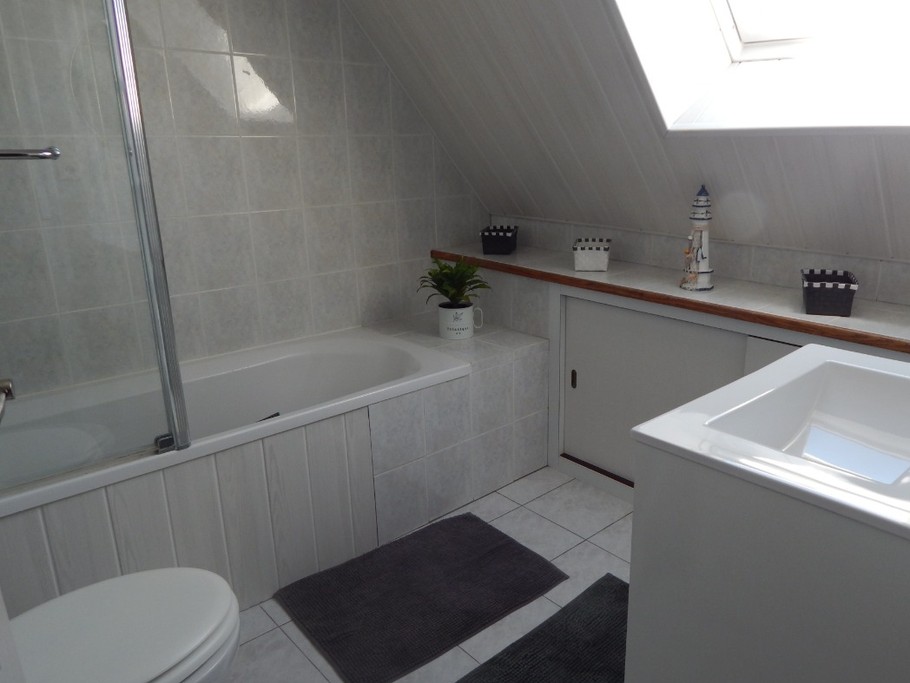 Salle de bain avec WC à l'étage 1