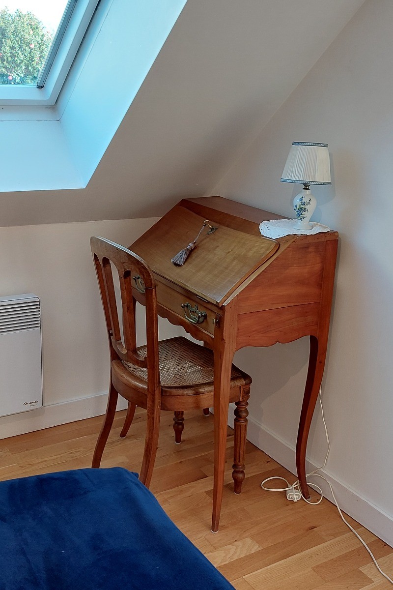 Coin bureau dans chambre lit 140