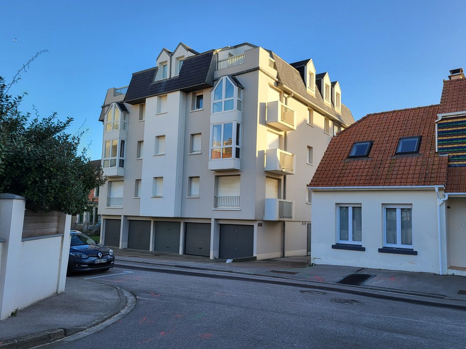 Résidence  AURORE  
La terrasse et le  studio se situe en haut sur l' angle droit de la résidence .