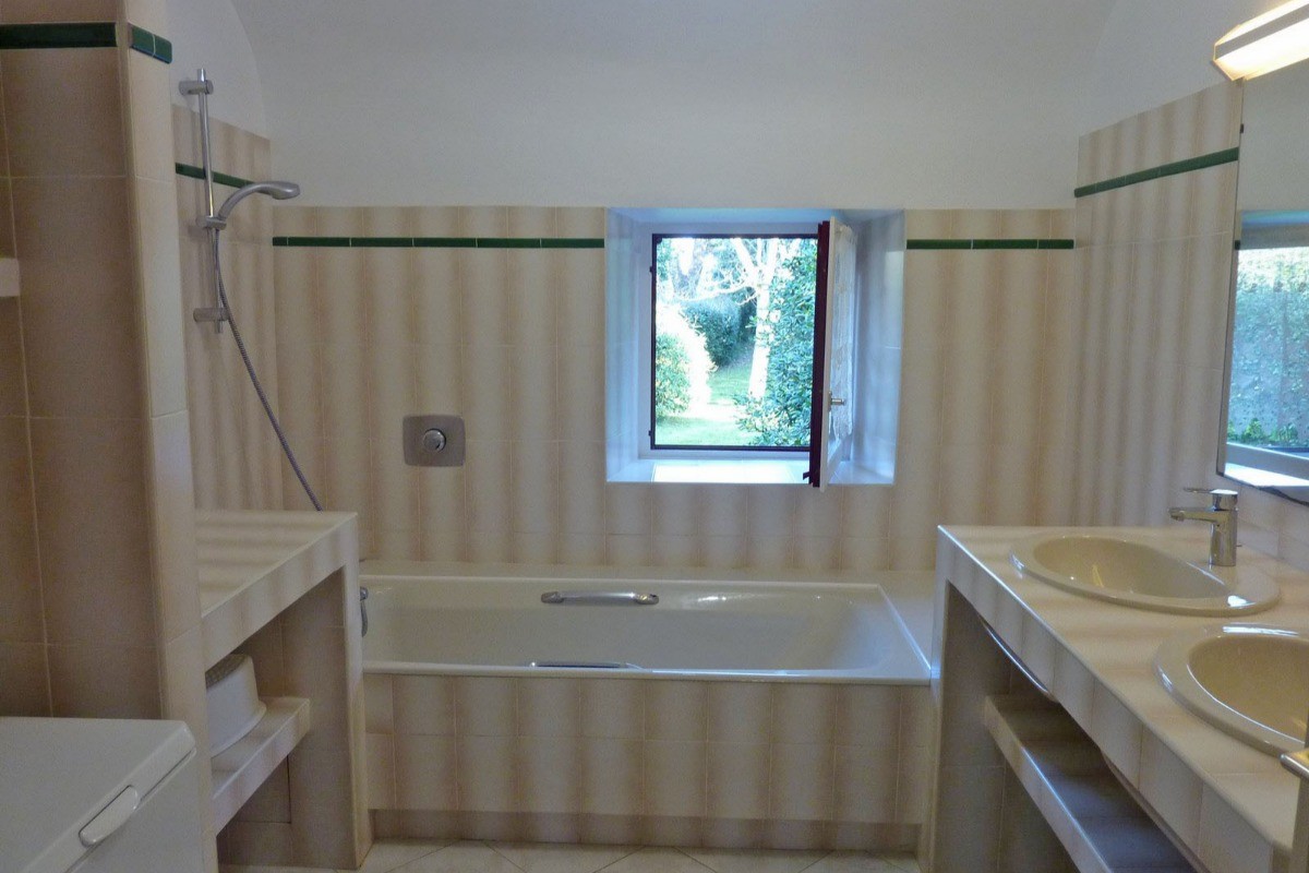 Une salle de bain avec double vasque
