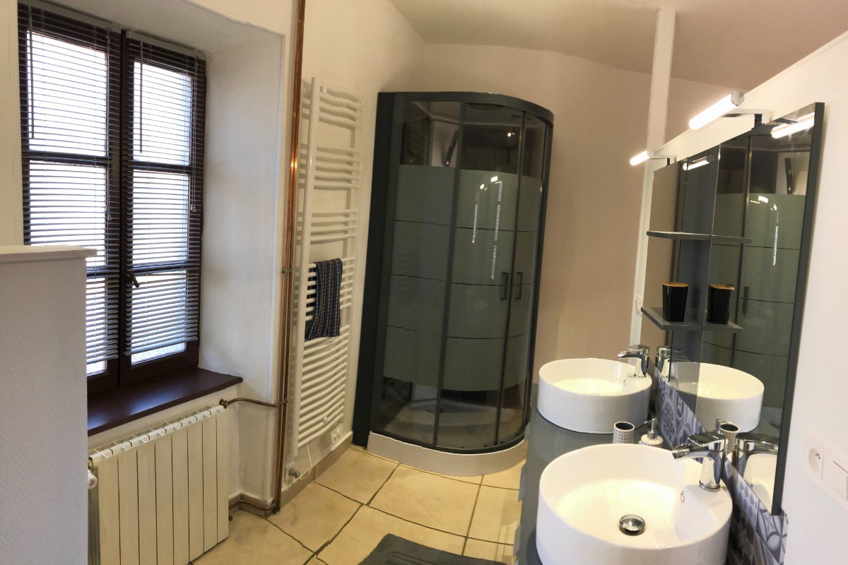 Salle d'eau privative de la chambre parentale