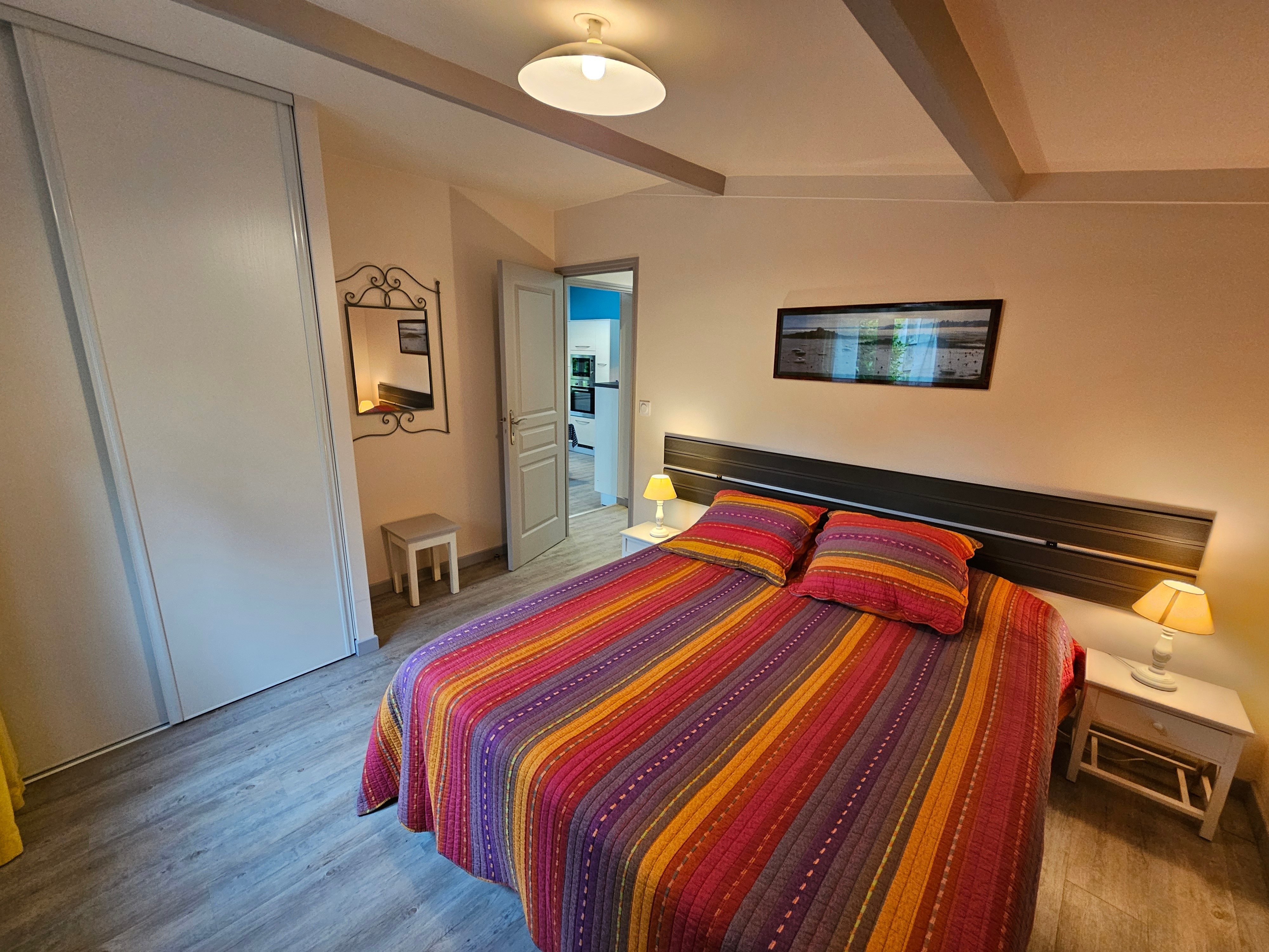 Bedroom for 2 people with a 160 x 200 cm bed and a dressing room