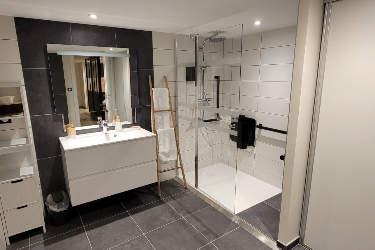 Salle d'eau avec espace adapté PMR