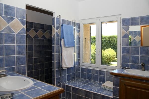 Salle d'eau 1 avec deux douches italiennes et deux lavabos