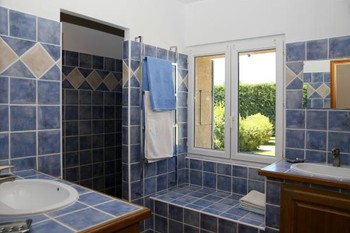 Salle d'eau 1 avec deux douches italiennes et deux lavabos