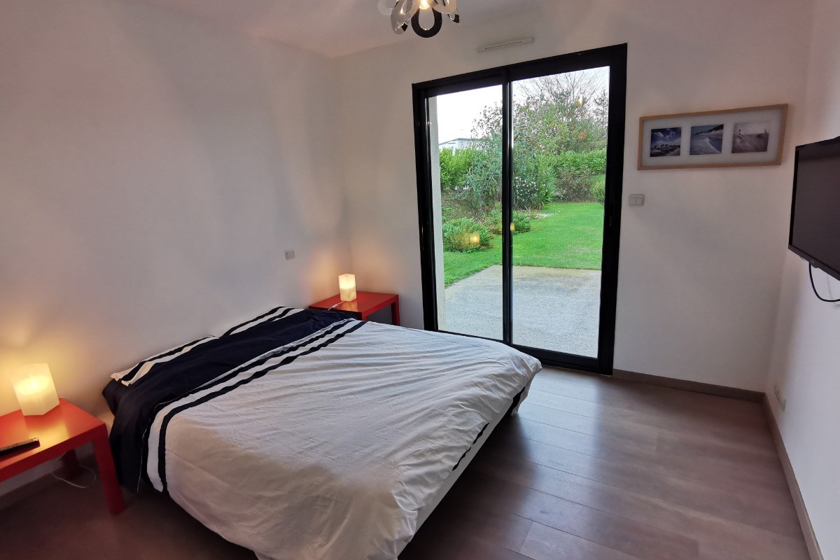 Chambre avec lit 140, TV et accès terrasse